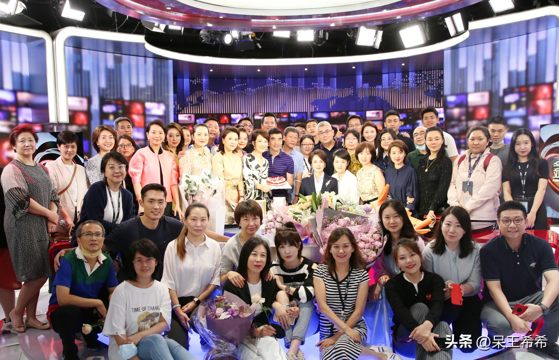 央视国际频道主播排班出现调整，吴鹏主持凌晨档，新面孔岗位调动