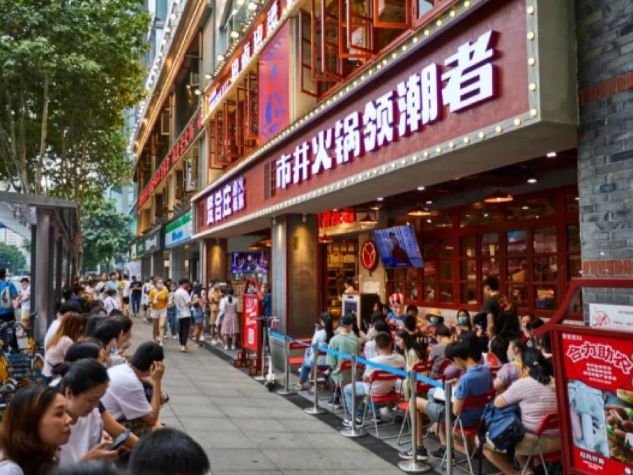 给顾客吃变质黑斑虾，猫咪在餐盘里呕吐，连锁餐饮店也经不起暗访