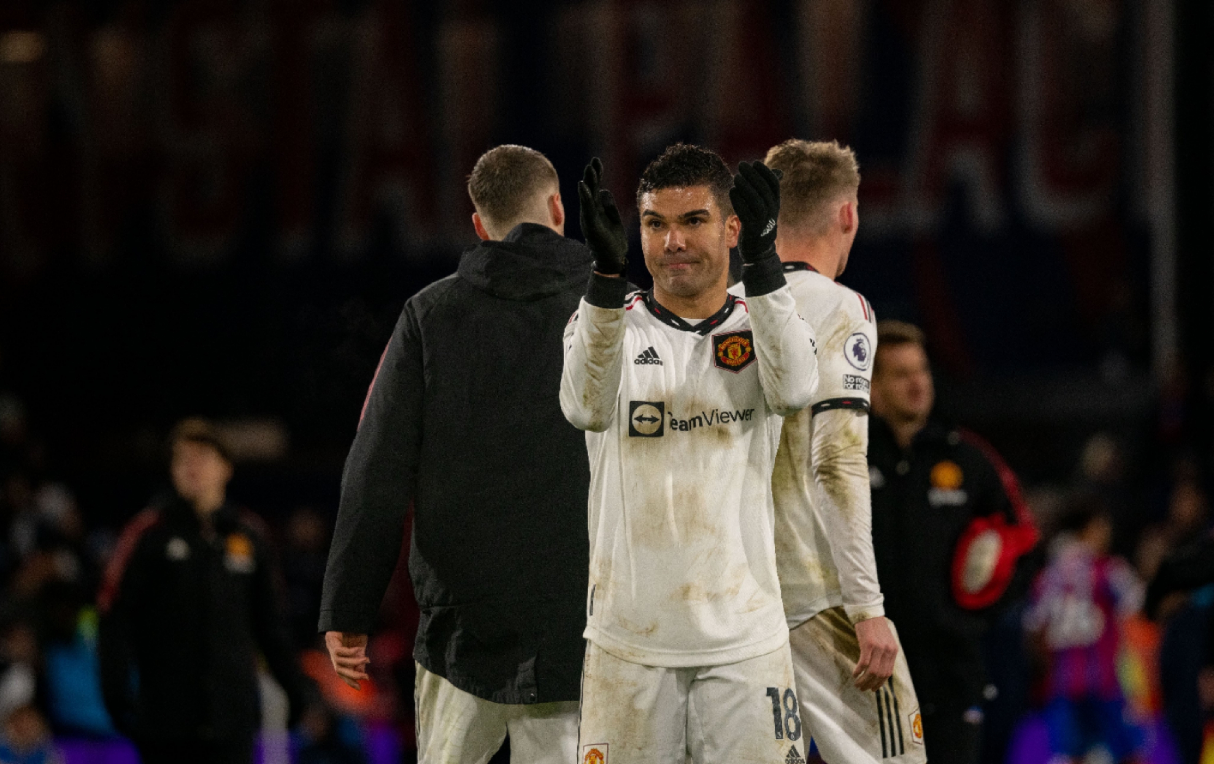 足坛红蓝大战,英超悲喜之夜曼城3-2