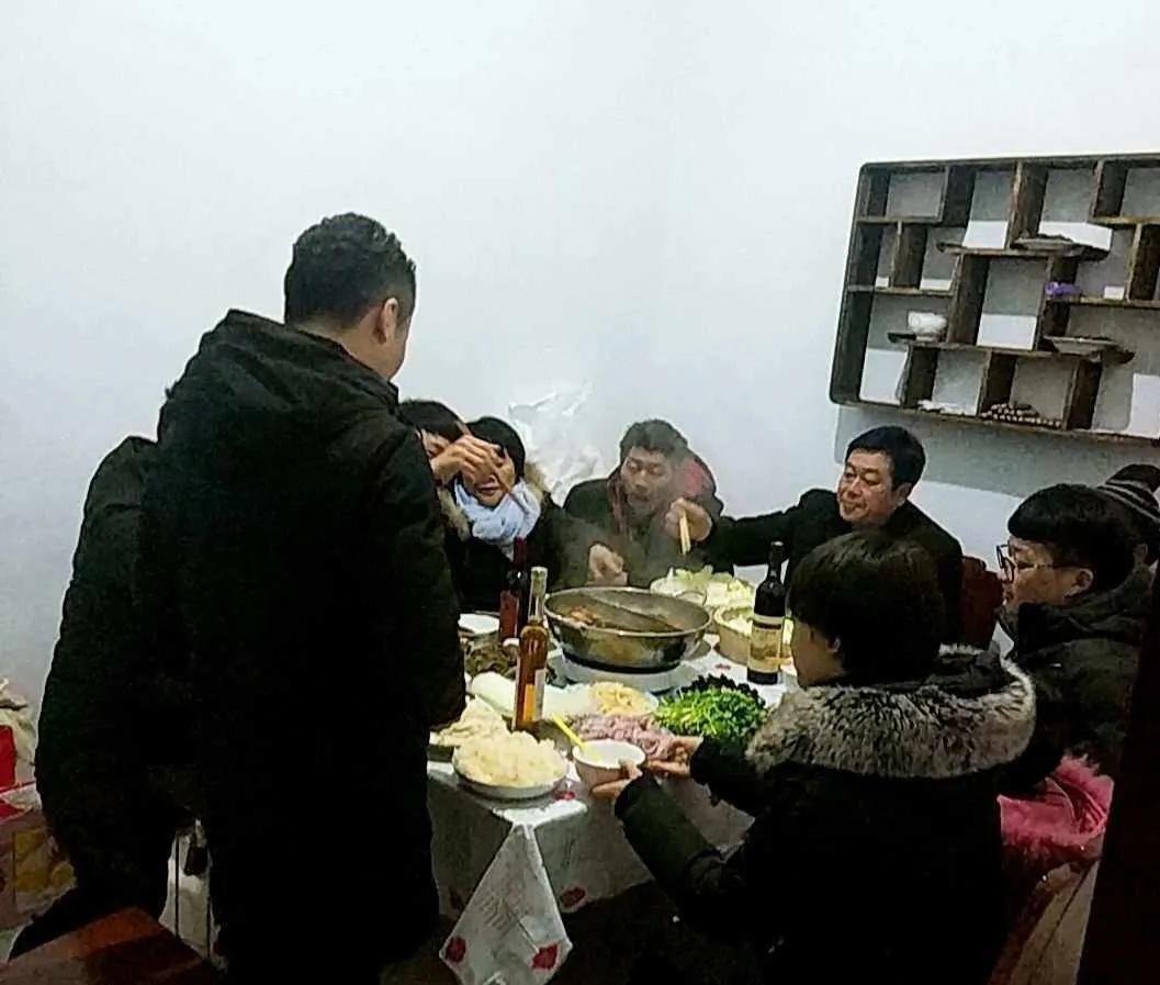 女人捡到8万块钱,女人捡到100元钱