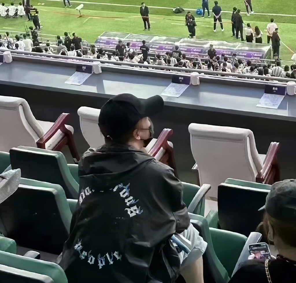 闯球场的球迷,球迷冲进球场拥抱梅西跑了多少米