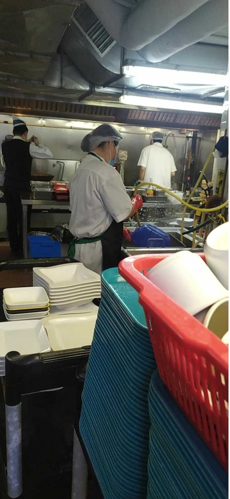 香港新移民:一位58岁阿姨洗碗每个月1.5万元,手指伤了为何不退休