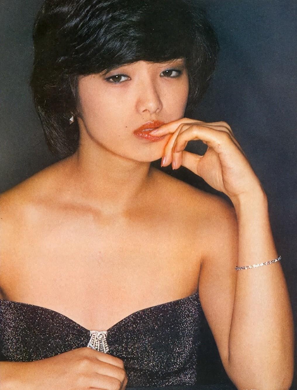 被山口百惠的老年状态惊艳到：64岁发腮发福，穿衣极简却气质高级