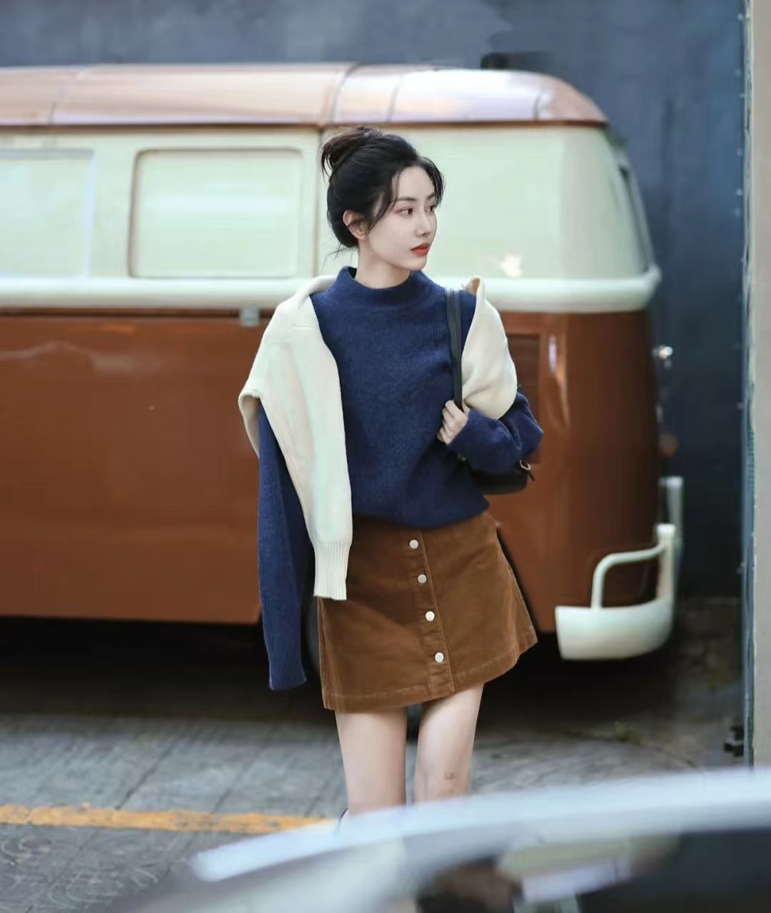 灯芯绒半身裙秋冬怎么搭配,灯芯绒碎花半身裙秋冬