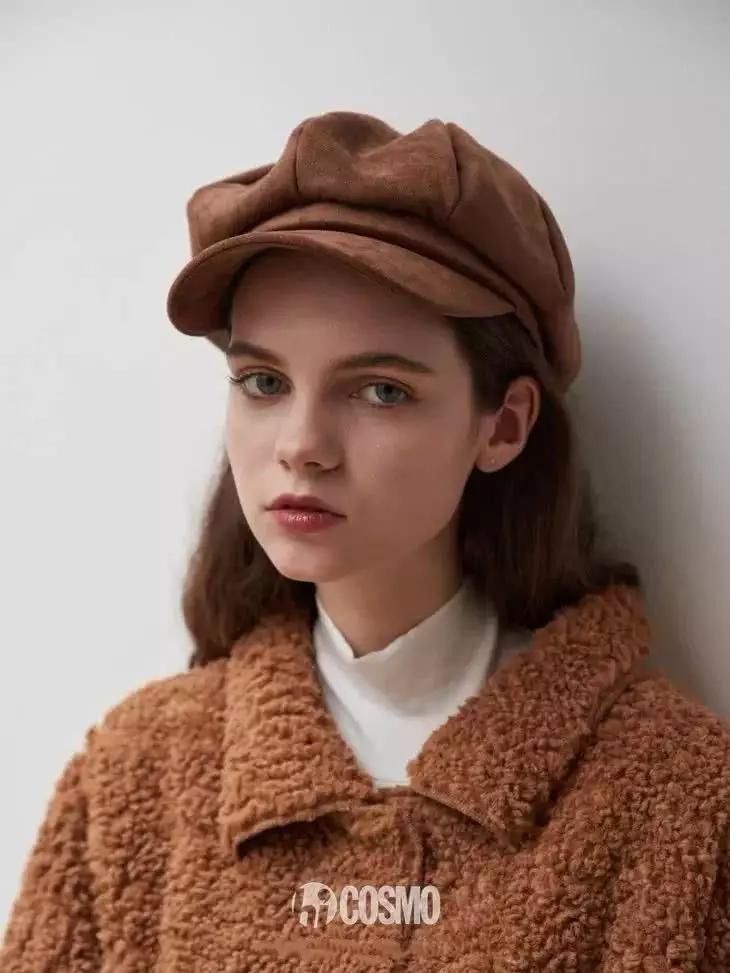 棕色呢子大衣里面配什么颜色打底,摩卡棕色牛角扣大衣怎么搭配裤子