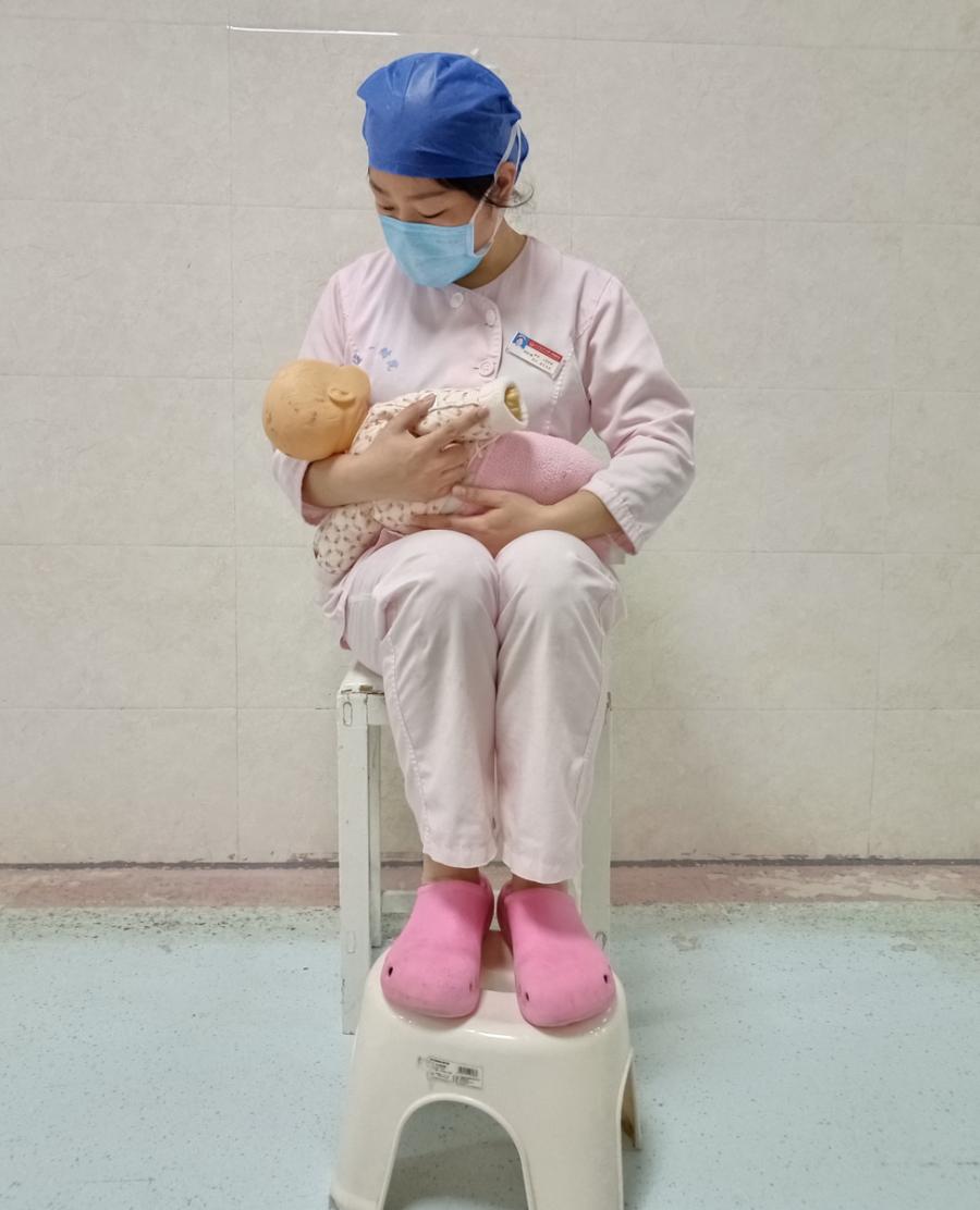 喂奶喂得腰酸背痛、乳头皲裂，怎么办？