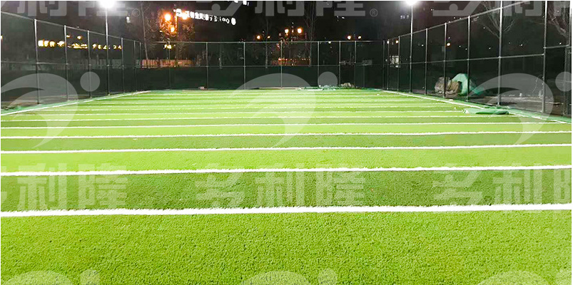 人造草坪如何在土地上铺装,真草坪和人造草坪混合铺装