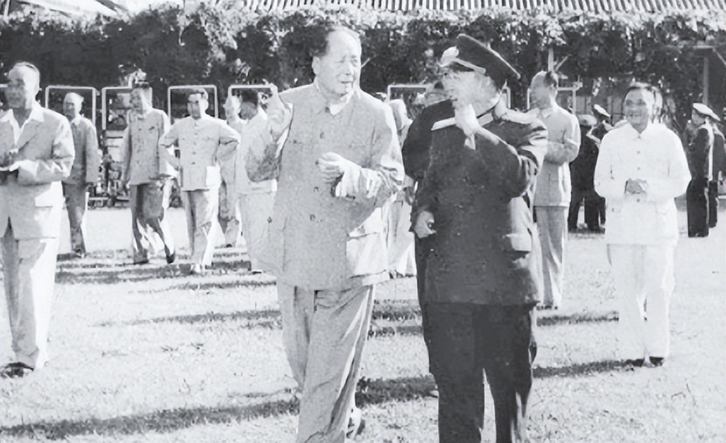 你爱人在做什么？刘亚楼回答后，毛主席潸然泪下：不准再说这种话