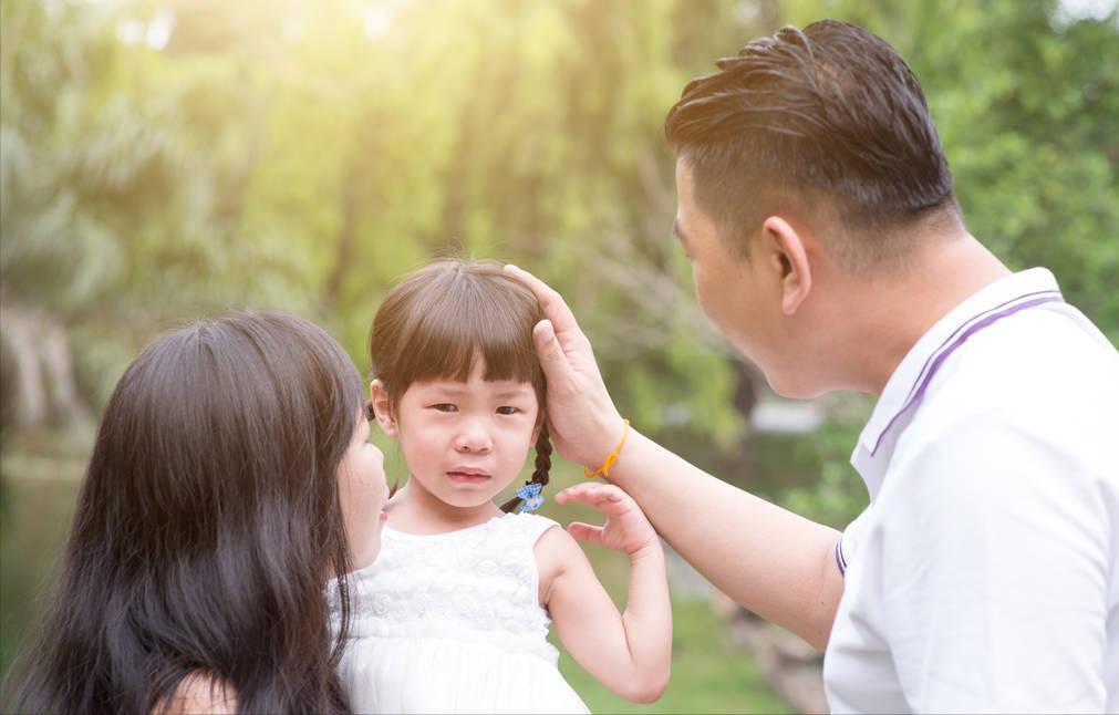 从小爱哭的小孩长大后会怎么样,孩子爱哭和不爱哭长大的区别