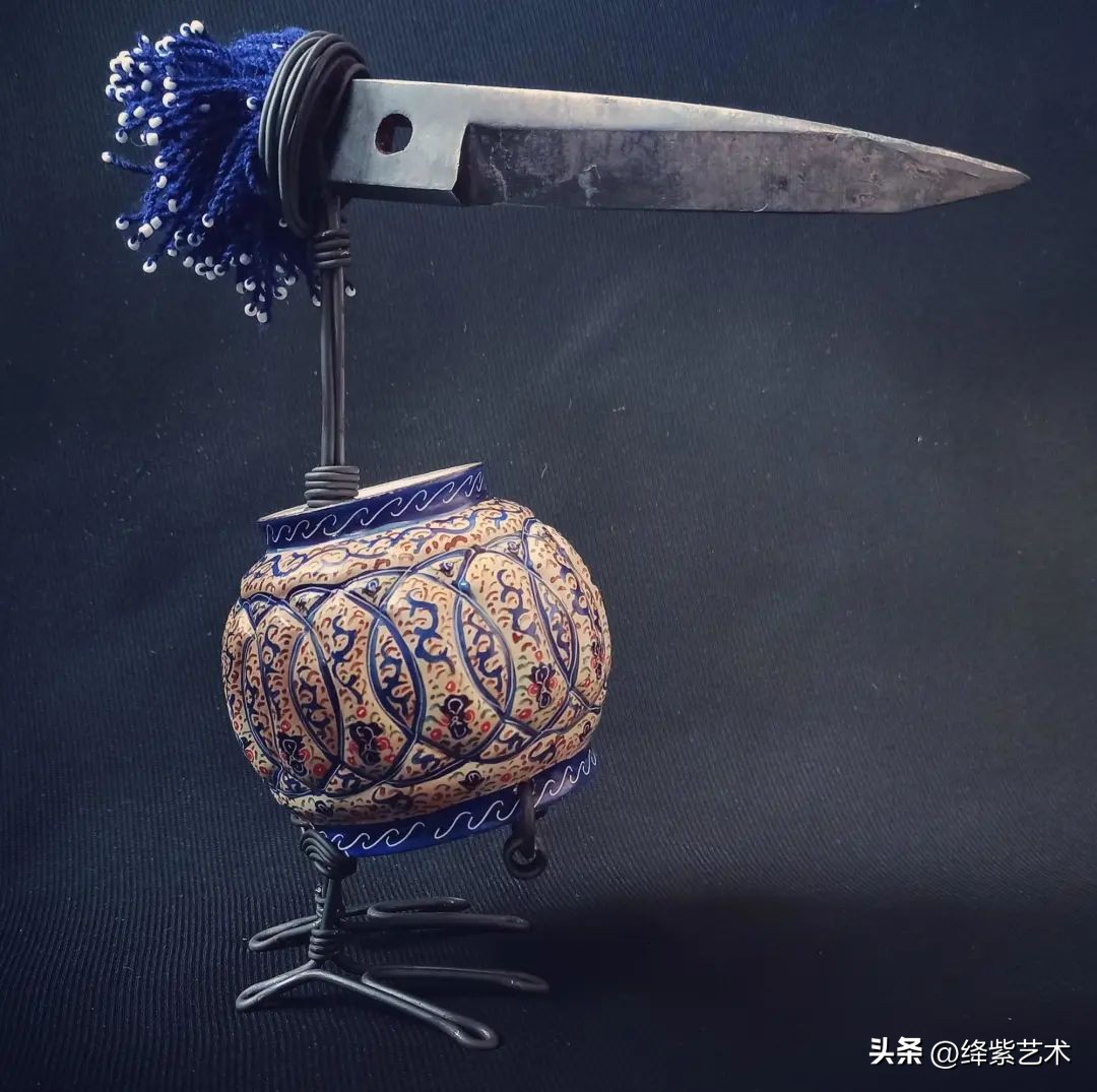 他用一把废剪刀和几根细铁丝，制作异域风格雕塑，效果出奇地好