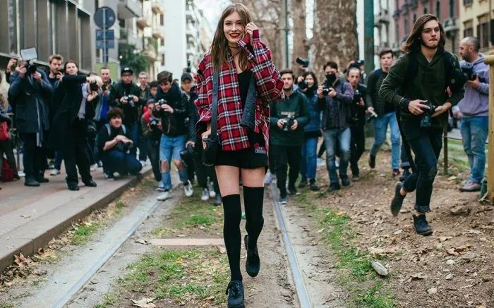 谁说丝袜只能配长靴,谁说丝袜不能配匡威的