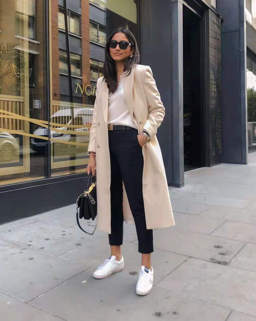 棕驼色大衣高级感穿搭,米驼棕大衣配什么颜色的内搭衬衫