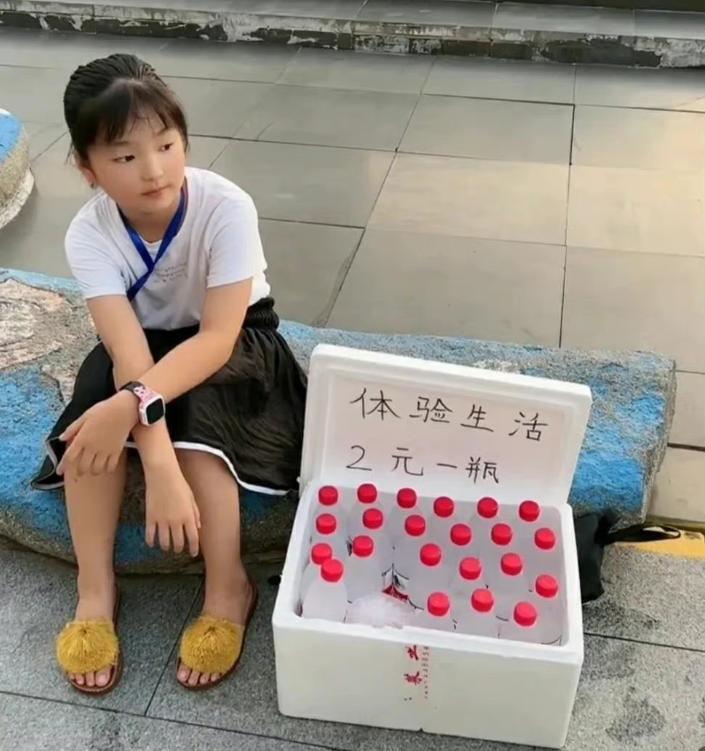 体验生活的小女孩,女孩体验生活卖冰棒