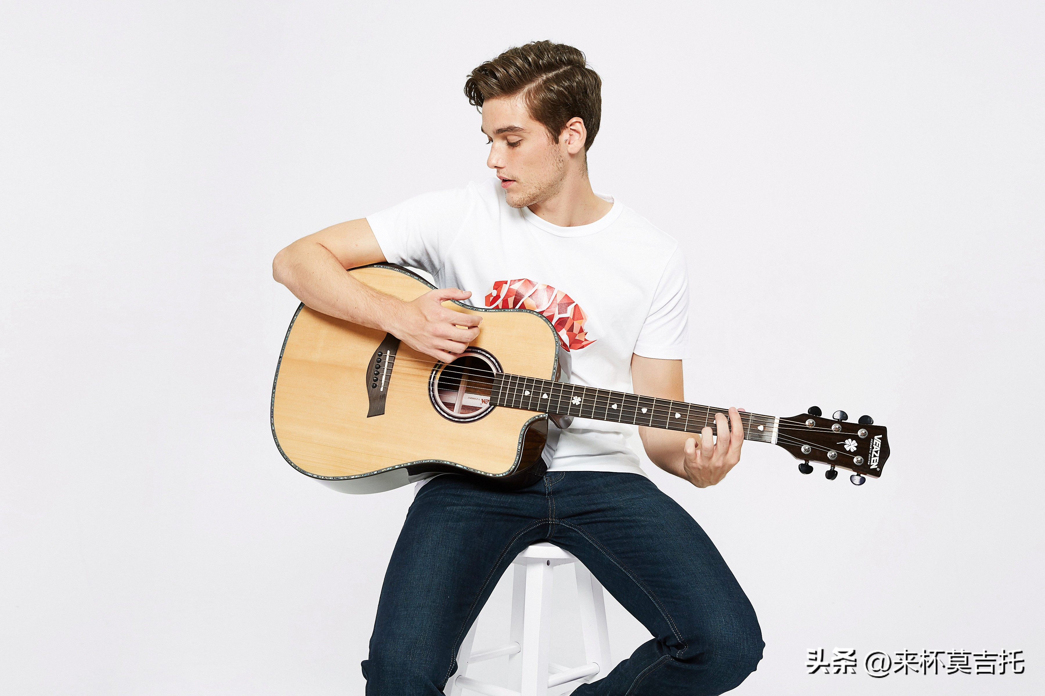 吉他挑选初学者2000左右价位,最实用的入门吉他购买建议价格篇