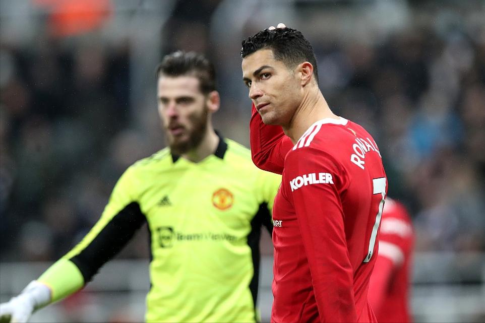 输不起?爆踢对手恶犯染黄,无视球迷黑脸离场,C罗变成大魔王