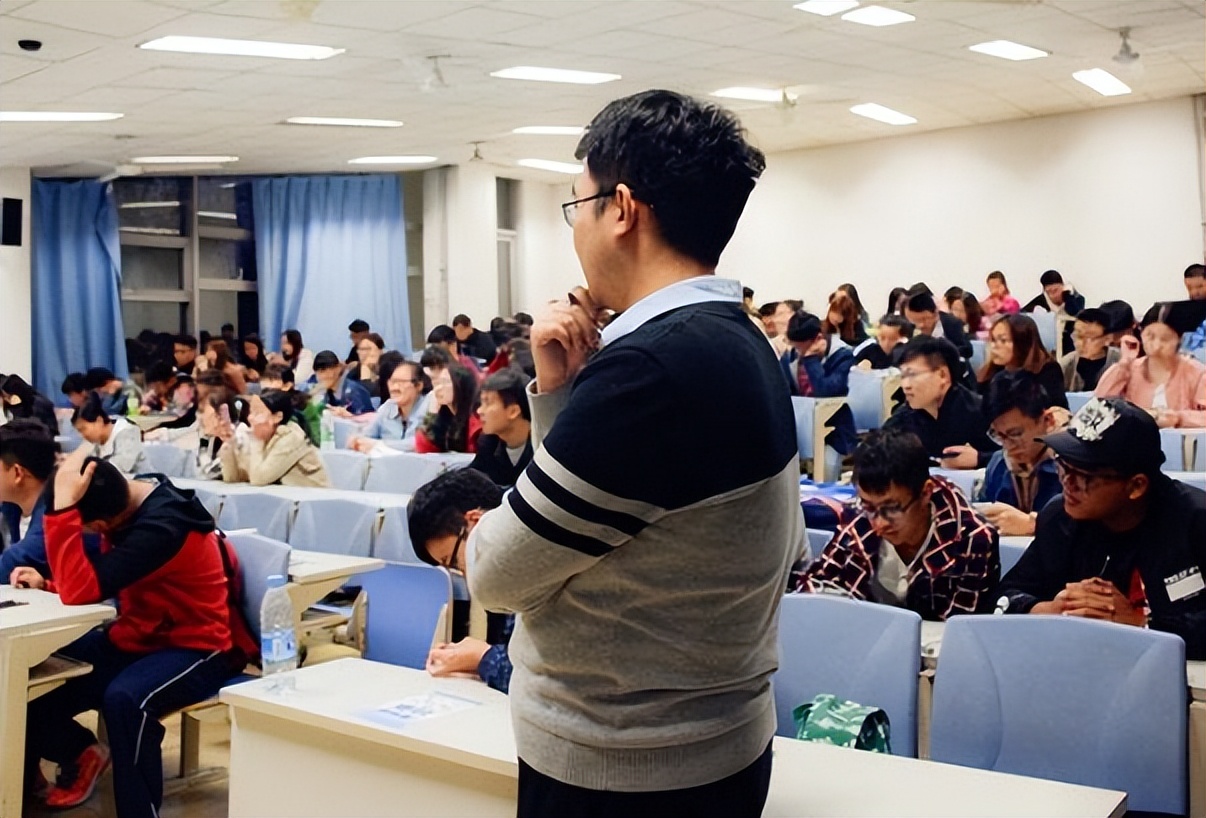 985高校教师晒出工资条，看到公积金金额后，与中小学教师差距大