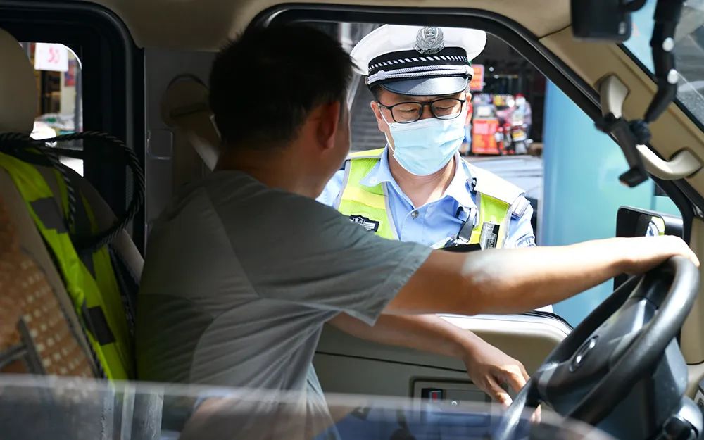 致敬交警烈日下的坚守作文,致敬烈日下的守卫人