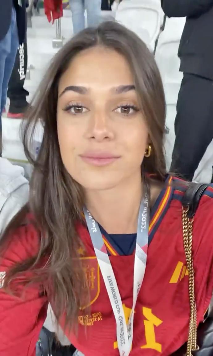 为岳父出征！西班牙00后小将费兰-托雷斯双响后对看台比“S”示爱，他女友正是西班牙主帅女儿