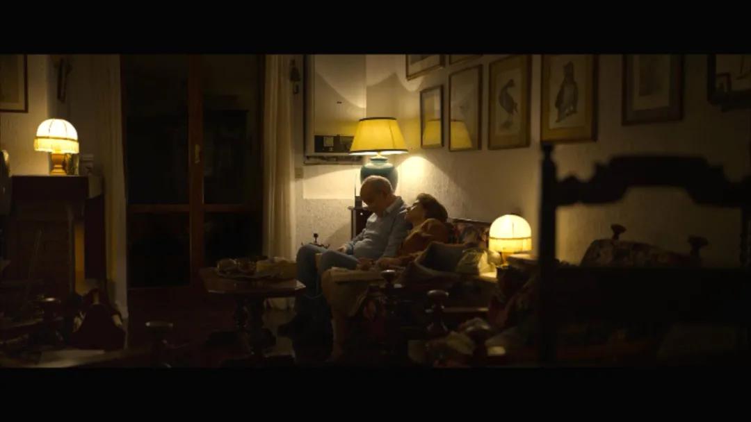 满屏美胸！三观震碎！意大利女人好敢