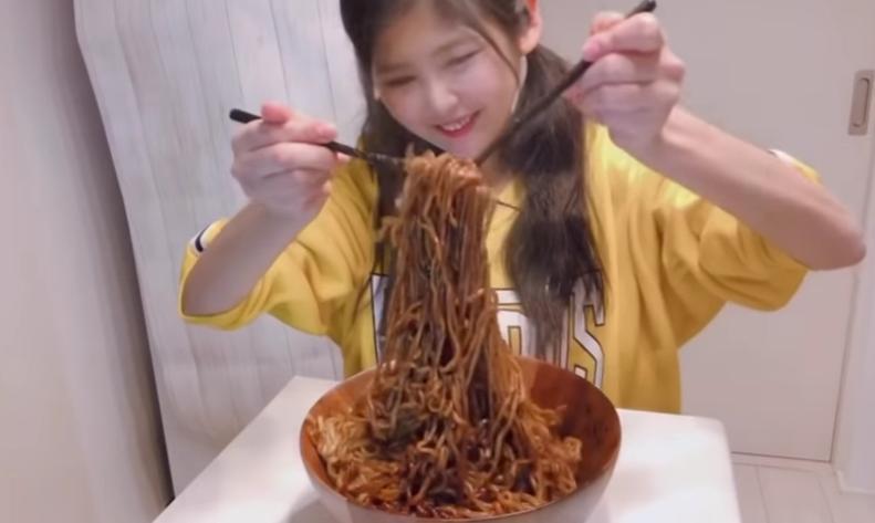 日本大胃王猝逝年仅30岁，生前一次性吃下10斤食物，烟酒全沾