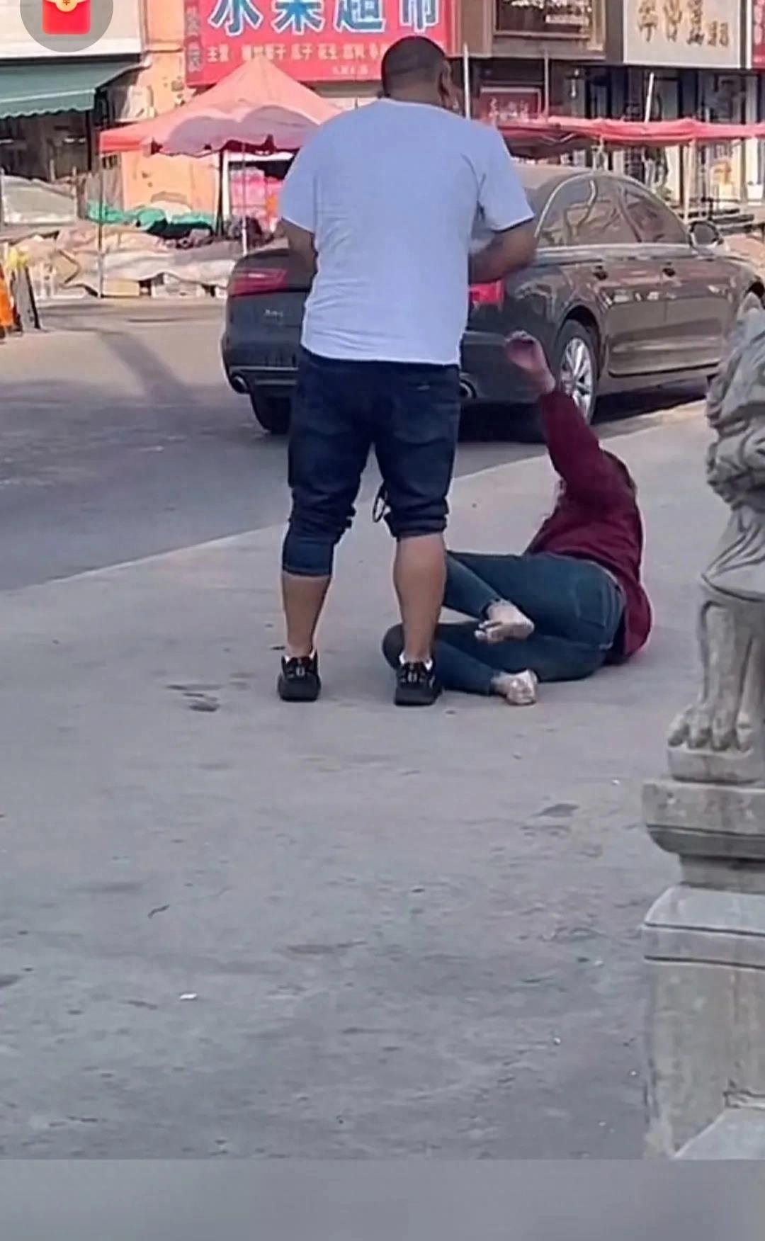 东营男子当街抽打女人后续,成都女子当街鞭打男子后续