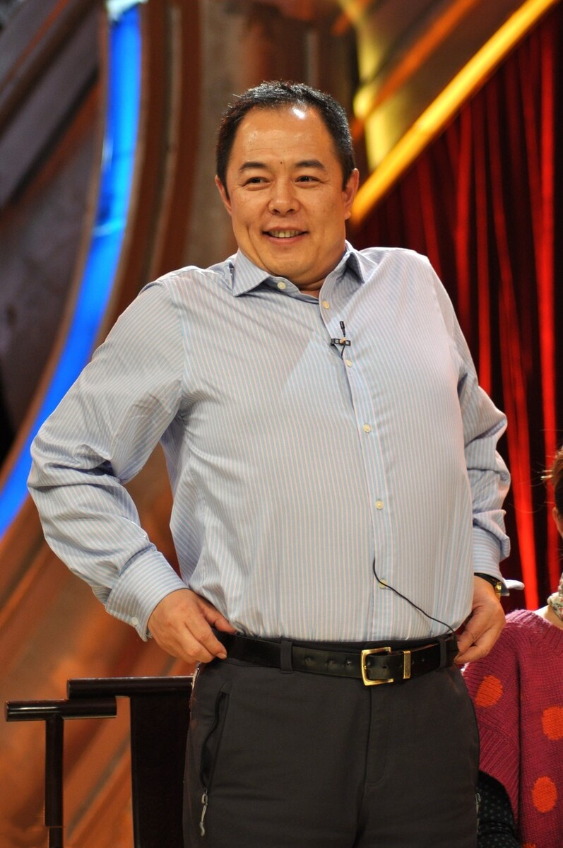 张铁林在英国靠什么生活,英国人张铁林现状