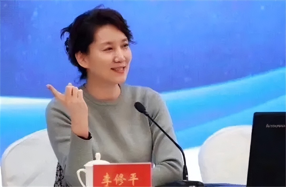 央视90后新闻联播主持人,中央台新闻联播女主持人飙泪