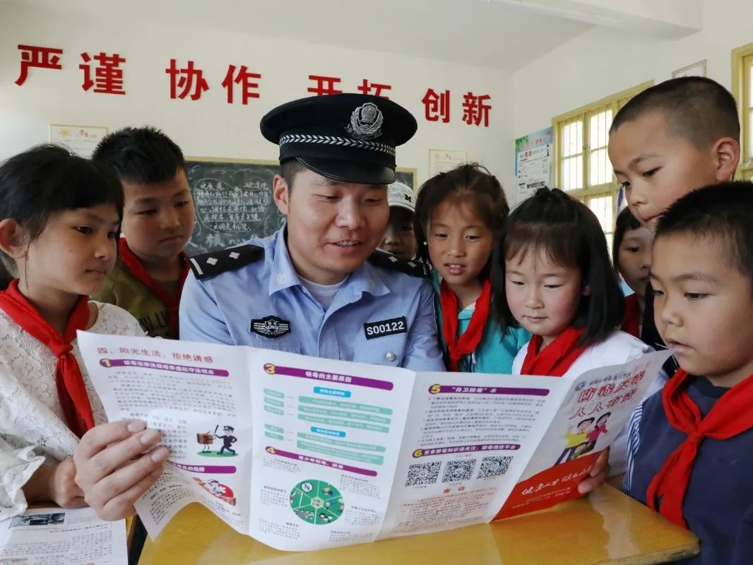 兰州公安全力开启护学模式,民警开启护学模式