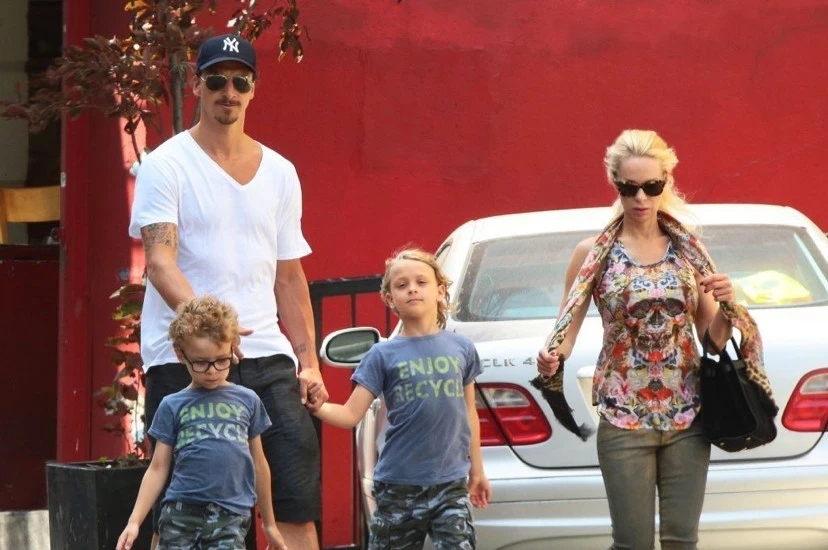 伊布退役兹拉坦,伊布退役纪念球衣