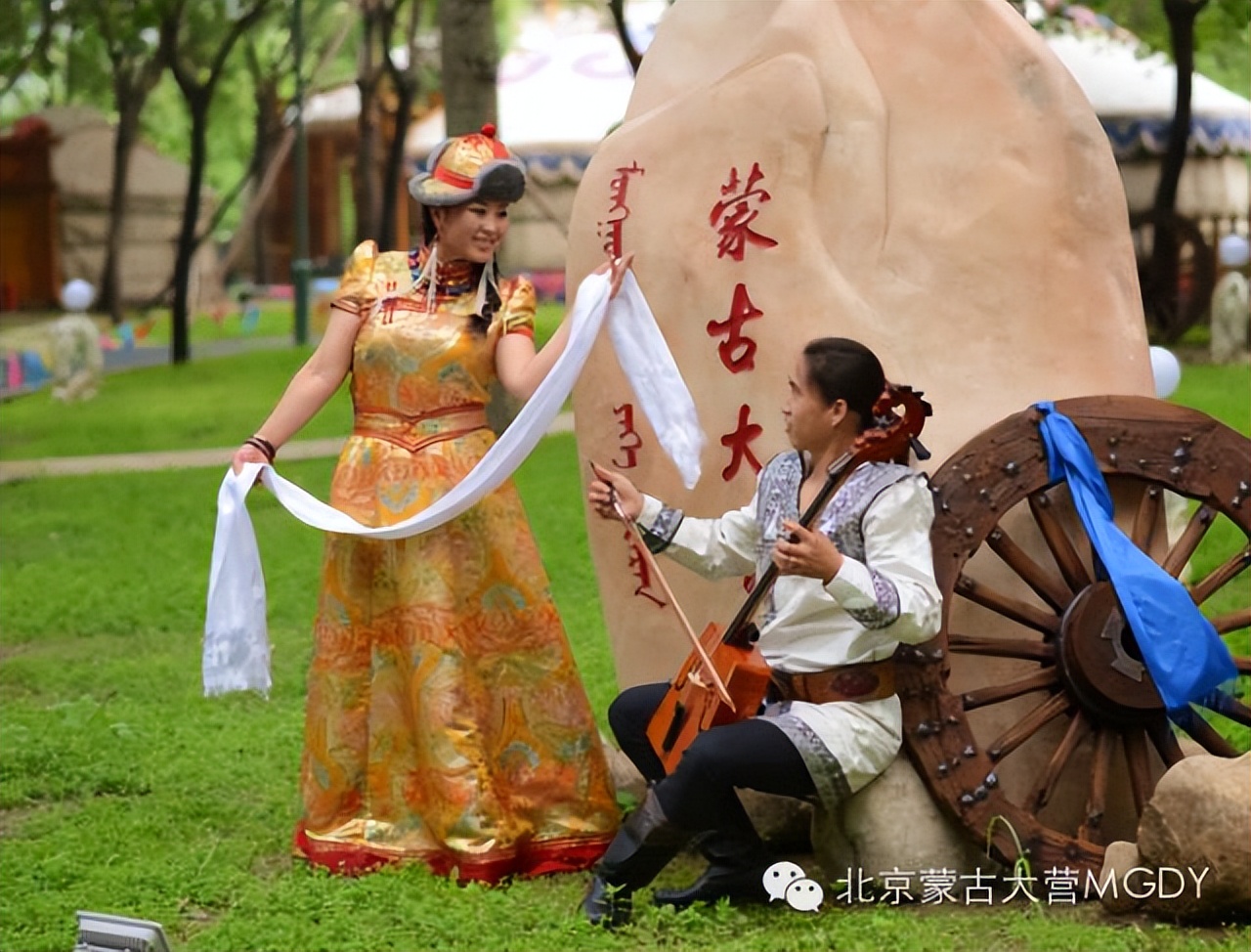 湖南省内蒙古商会副会长李芳一行到北京蒙古大营考察