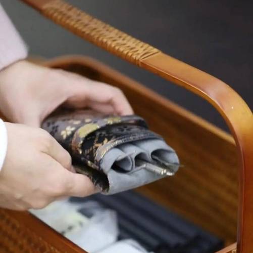 焚香听雨，日入过万，为富豪点香的“司香师”到底是什么行业？