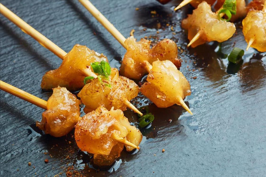 小伙请女朋友吃串,打工小伙请媳妇吃烧烤