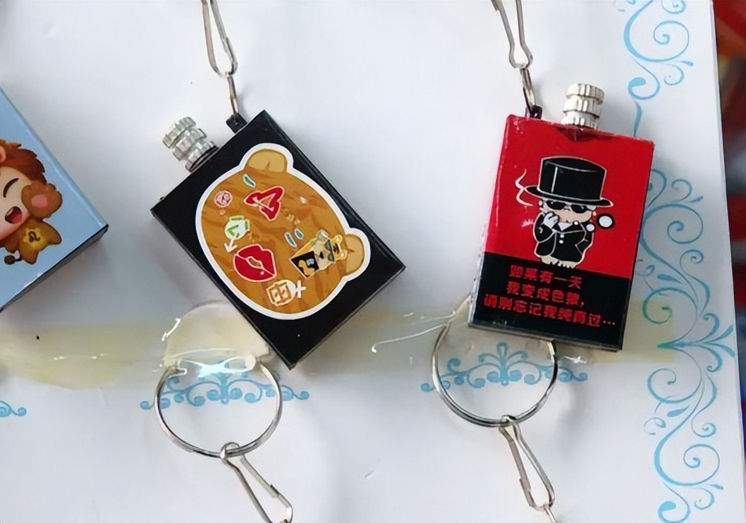 文具店售卖低俗钥匙扣,小学生低俗文具