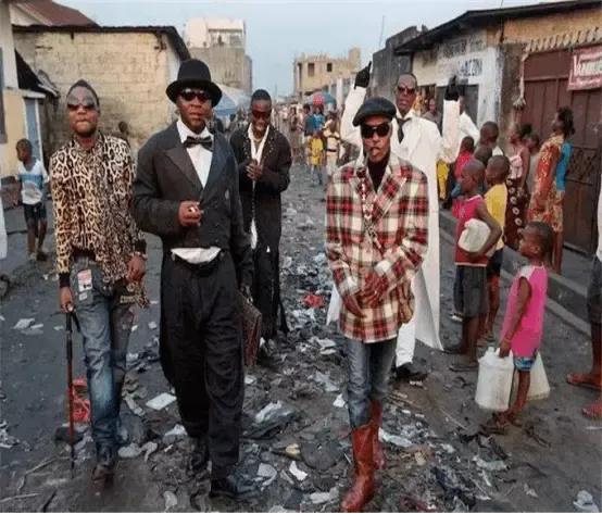 非洲萨普两年收入只为了买双皮鞋。虚荣心到底有多强。