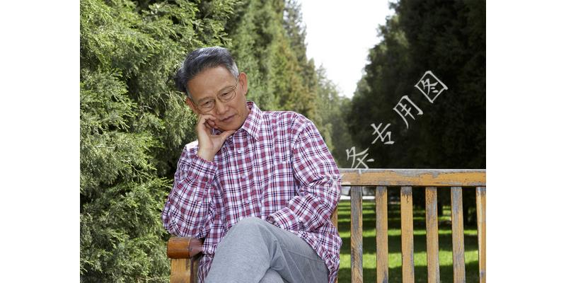 离婚十年，60岁的她拎一包东西上门：东西收下，我照顾你有仨条件