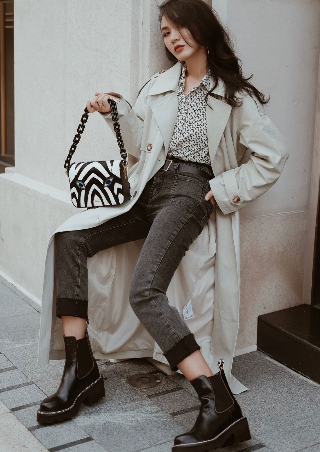 穿风衣穿小白鞋好看吗,穿风衣搭黑裤子还是牛仔裤