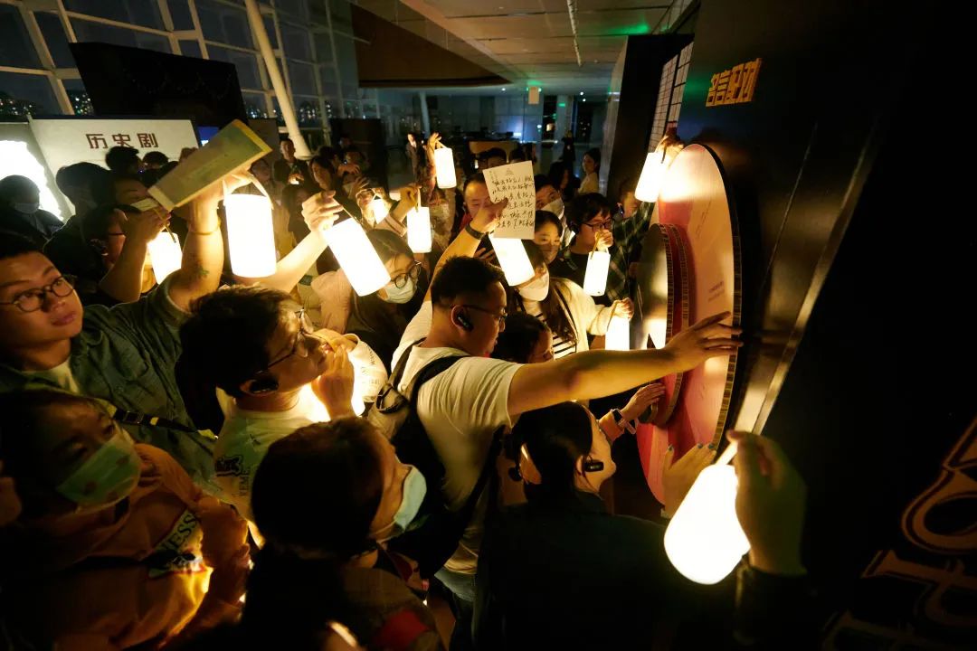 提灯夜游拍照姿势,提灯夜游天街