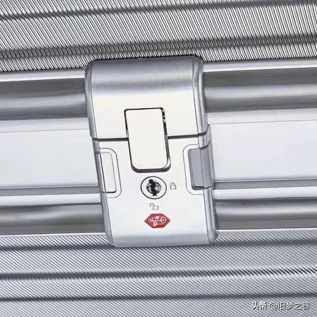 吸盘行李箱和支架行李箱哪个好,新行李箱好还是大嘴猴行李箱好