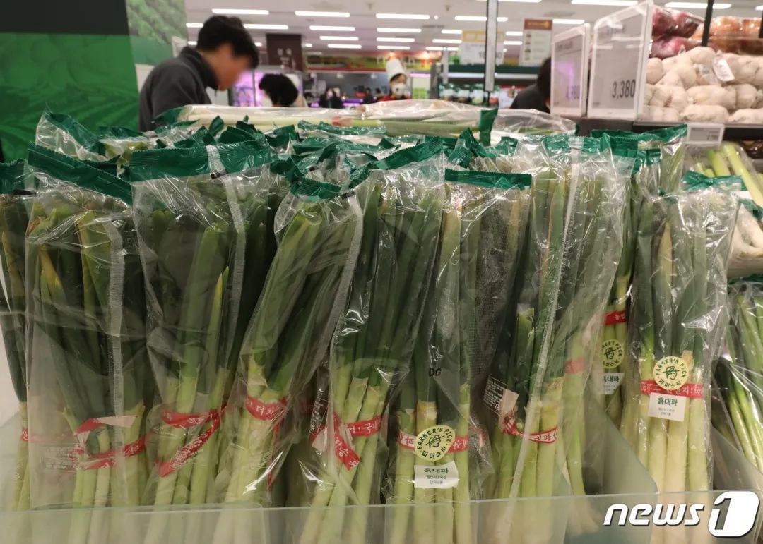 首尔市推出大葱38%折扣销售，缓解民众饮食成本压力