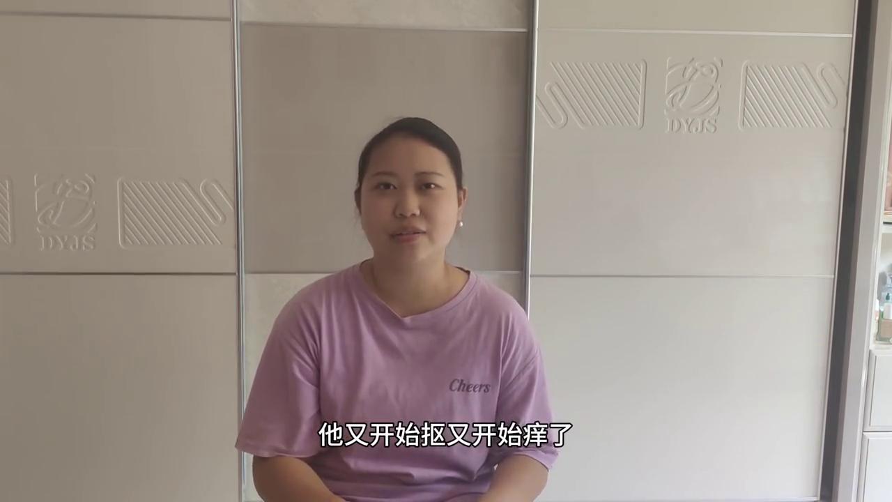 脖子上起了比芝麻还小的小疙瘩,脖子一圈摸着有密密麻麻小红疙瘩