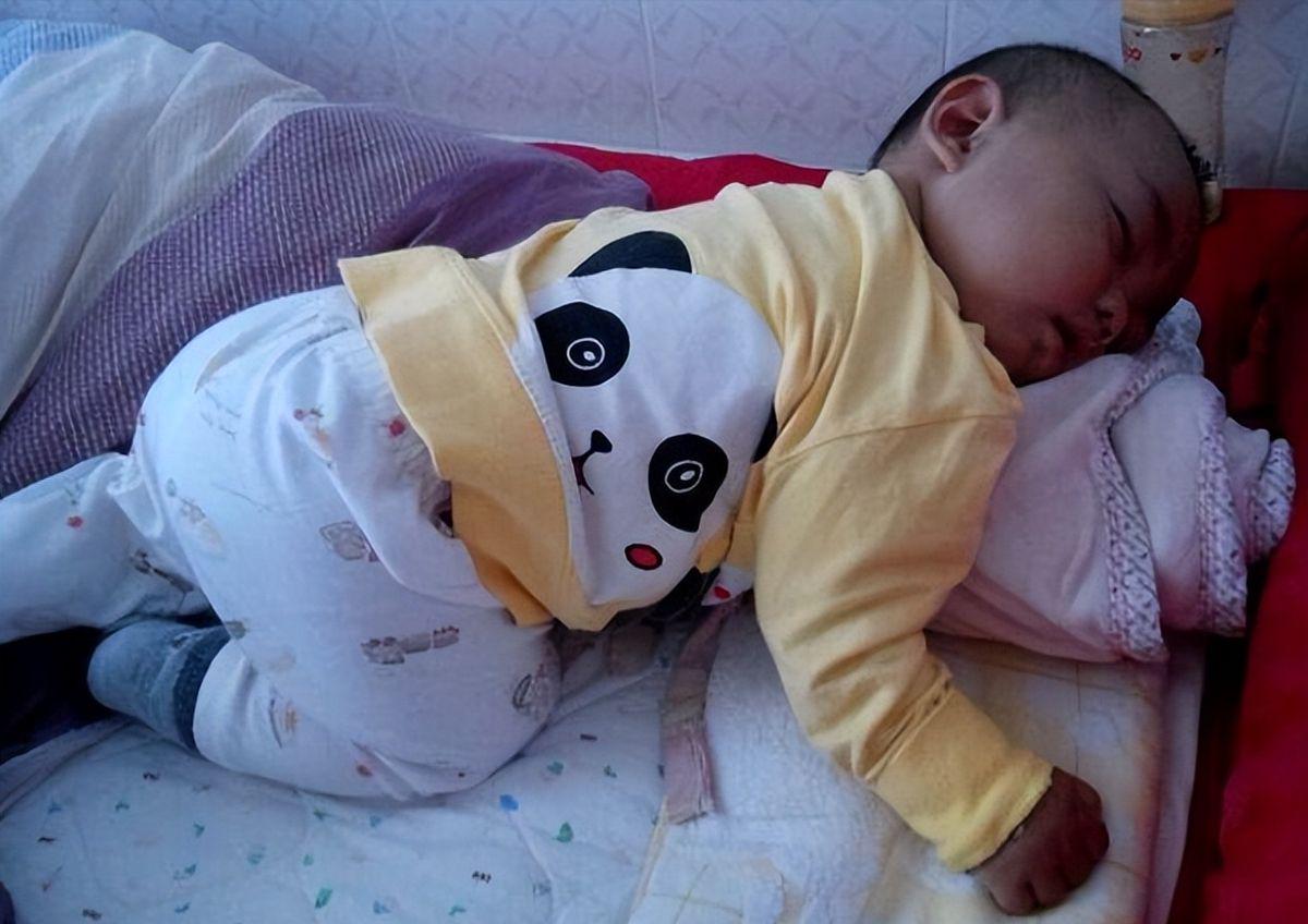 小孩睡觉满床滚怎么解决,宝宝睡觉满床滚可能不是热的原因