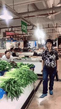 女生上学和出去玩的区别,女生在上课穿校服