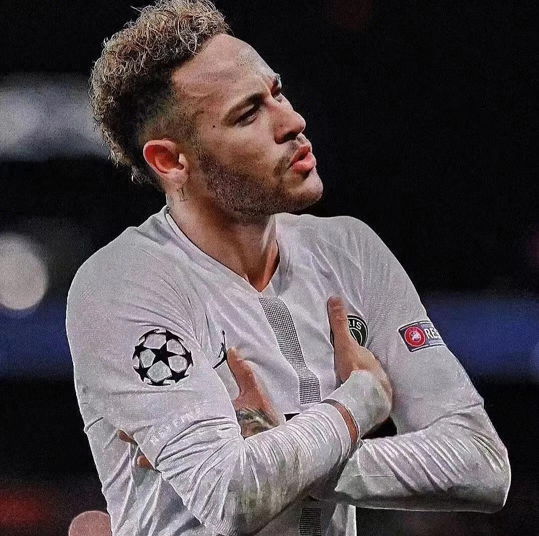 足球无法被超越的头像,足球头像射门