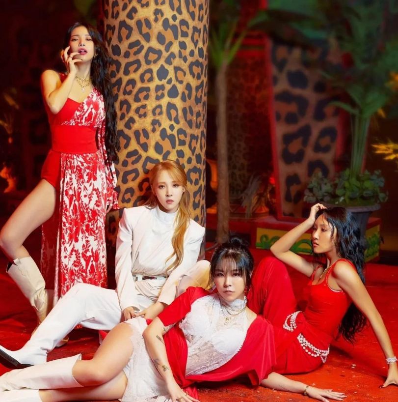 女艺人在学校舞台舔手摸*体下**，被骂脏了眼睛，污秽不堪！