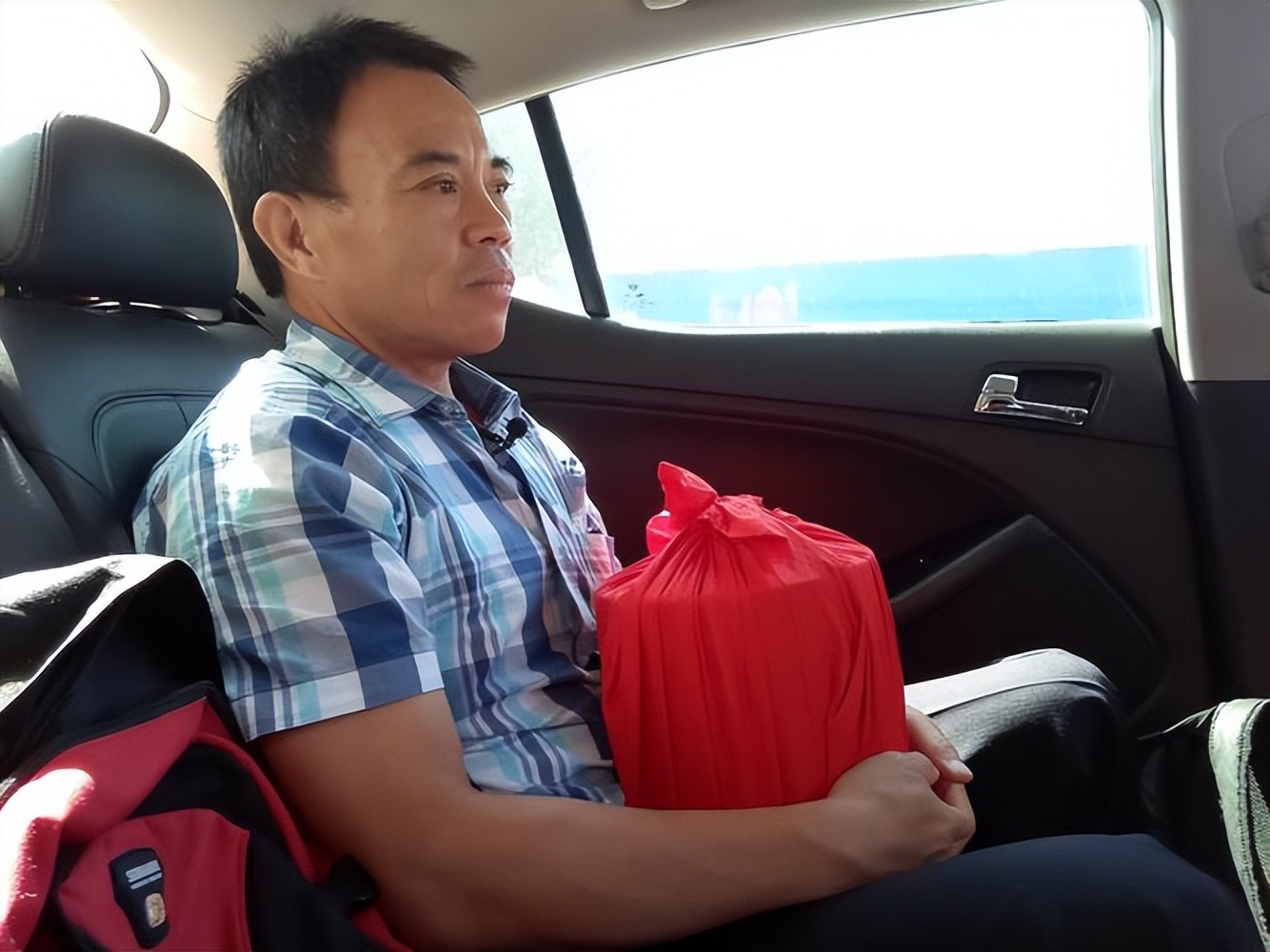 台湾“灵魂摆渡人”，20年间自费送200位老兵回家，感动海峡两岸