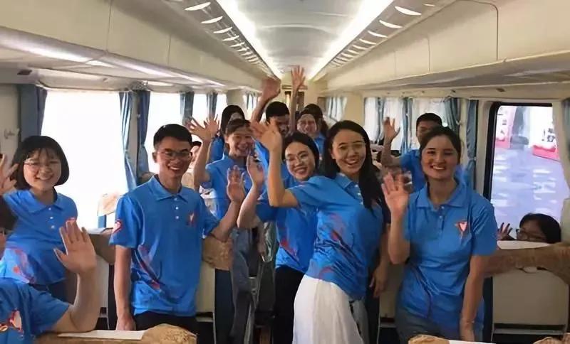 大学生在火车上遇促销只尝不买，引得列车员幽默回复全车大笑！