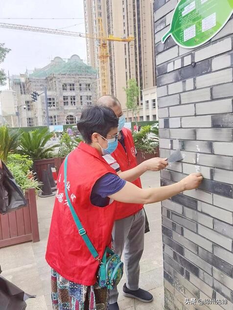 重拳整治牛皮癣我们一直在行动,干群齐心协力整治人居环境