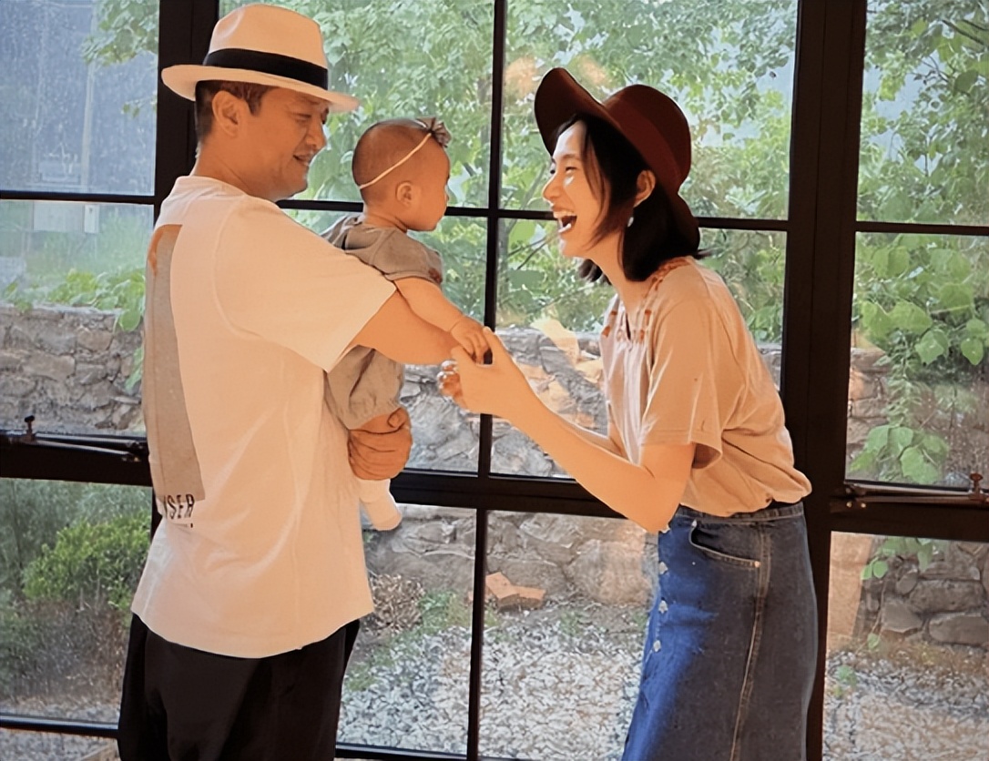 16岁李嫣现身瑞士超市，穿棒球服过季棉靴不如从前，疑生活变拮据