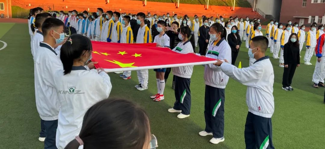 千名学生传递巨幅国旗,开学典礼百人传旗