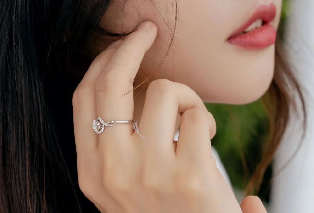 买钻戒记住这几点轻松省下蜜月钱,史上最全的挑选钻戒攻略